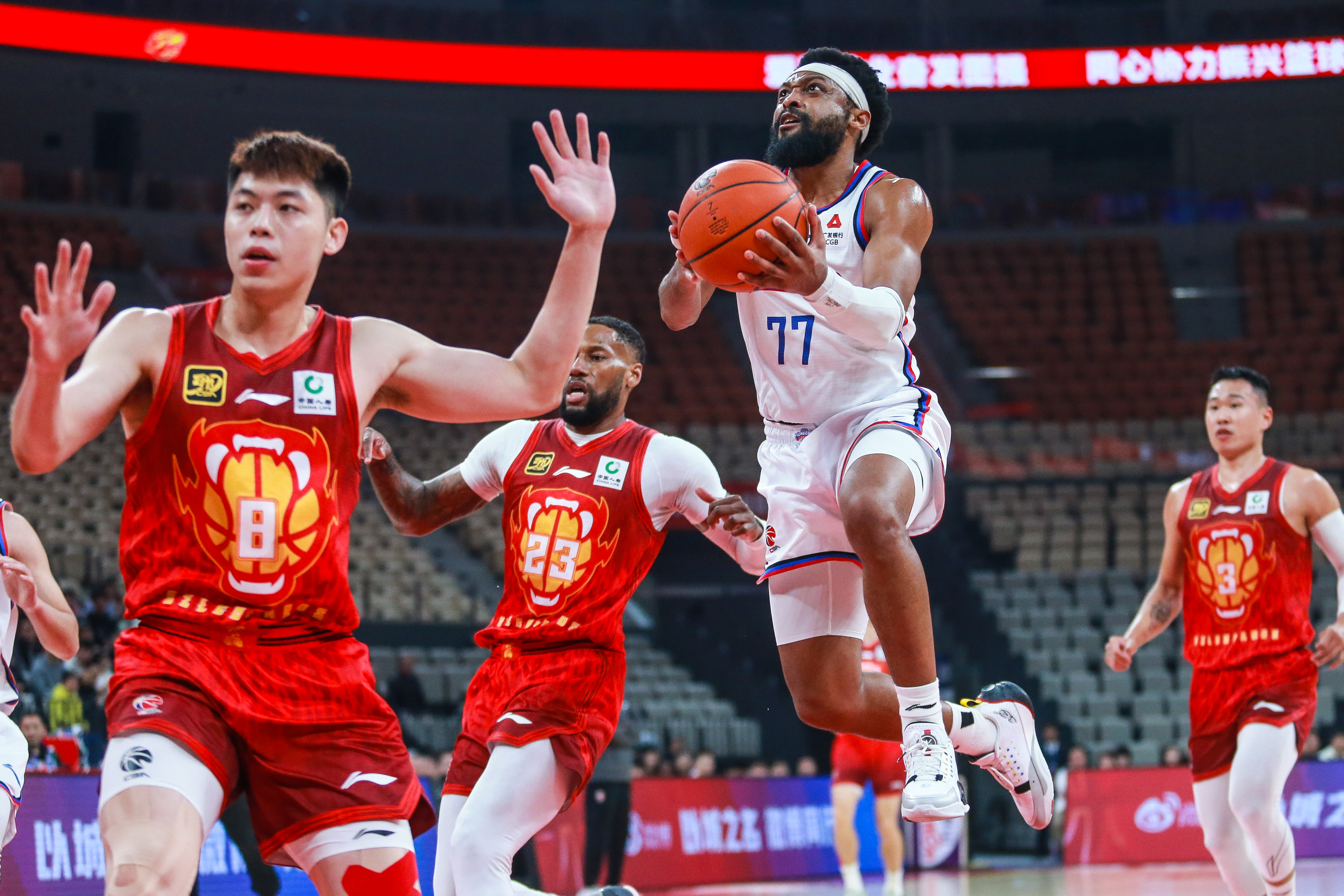 CBA常规赛赛程吃紧，俄克拉荷马雷霆关键时刻豪取连胜，气氛紧张，控场能力受关注-开云